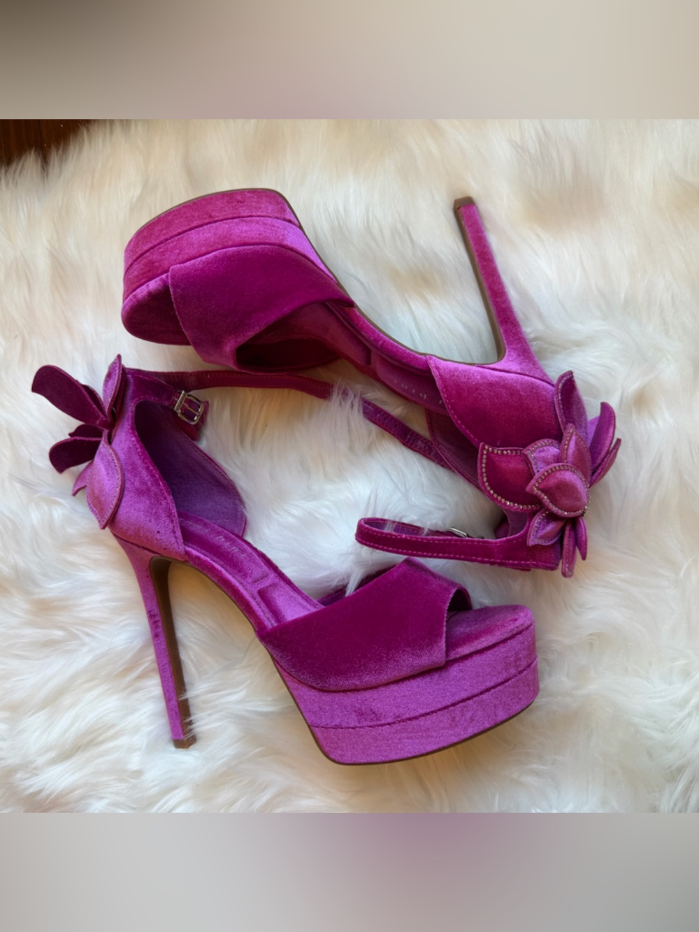 NEW Gianni Bini Karmello Velvet Flower Ankle Strap Platform Dress Sandals Size 9 - Picture 2 of 6